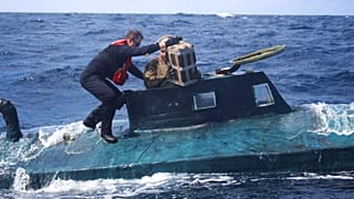 Dossier : Dans cette photo de septembre 2019 mise à disposition par les garde-côtes américains, on voit des membres de l'équipage du cotre Valiant monter à bord d'un semi-submersible autopropulsé.