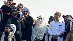Bushra Bibi, ao centro, mulher do antigo primeiro-ministro Imran Khan, que está preso, e dirigentes do partido de Khan lideram os seus apoiantes durante um comício em 26 de novembro de 2024.