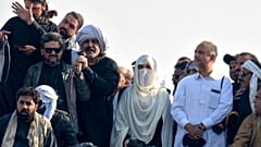 بشرى بيبي، في الوسط، زوجة رئيس الوزراء السابق المسجون عمران خان وقادة حزب خان يقودون أنصارهم خلال مسيرة تطالب بالإفراج عن خان، في إسلام أباد، باكستان، الثلاثاء 26 نوفمبر 2024.