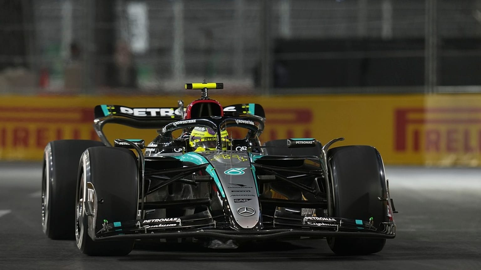 O piloto britânico Lewis Hamilton, da Mercedes, conduz durante a última sessão de treinos para o Grande Prémio dos Estados Unidos de Fórmula 1, sexta-feira, 22 de novembro de 2024, em Las Vegas