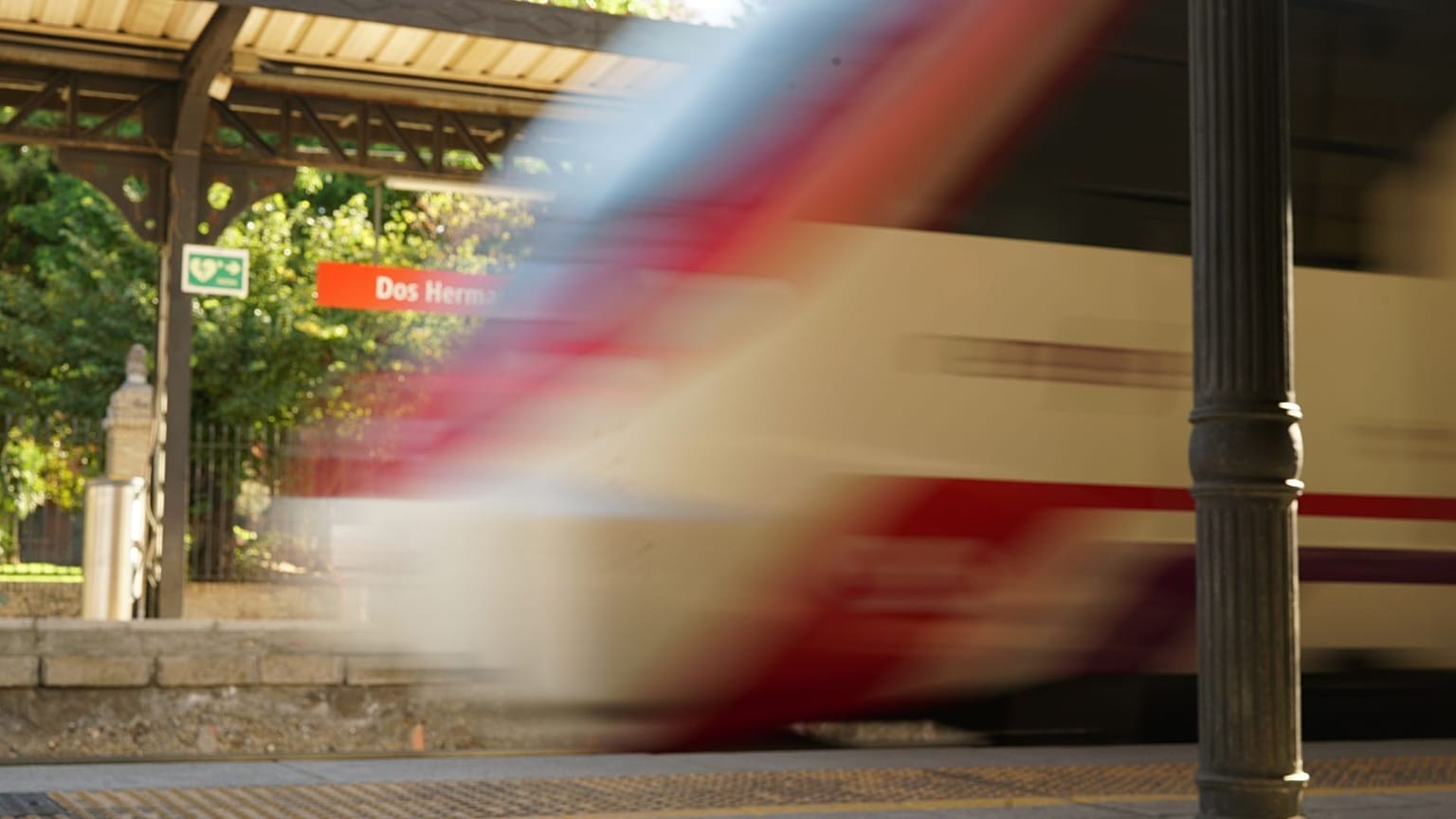 Um comboio pendular circula numa estação de comboios na Andaluzia, Espanha