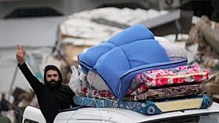 Wysiedlony mieszkaniec powraca do swojej wioski w południowym Libanie po zawieszeniu broni między Izraelem a Hezbollahem w listopadzie 2024 r.