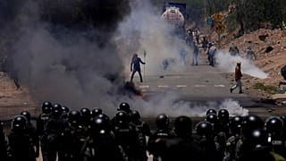  تطلق الشرطة الغاز المسيل للدموع لتفريق مؤيدي الرئيس السابق إيفو موراليس، في باروتاني، بوليفيا، 1 نوفمبر 2024. 
