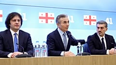 رئيس الوزراء الجورجي إيراكلي كوباخيدزه، وزعيم حزب الحلم الجورجي وبيدزينا إيفانيشفيلي خلال مؤتمر صحافي، في تبليسي، جورجيا، الأربعاء، 27 نوفمبر 2024. 