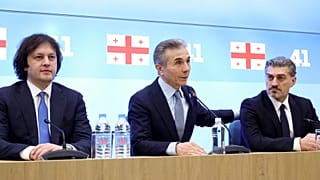 رئيس الوزراء الجورجي إيراكلي كوباخيدزه، وزعيم حزب الحلم الجورجي وبيدزينا إيفانيشفيلي خلال مؤتمر صحافي، في تبليسي، جورجيا، الأربعاء، 27 نوفمبر 2024. 