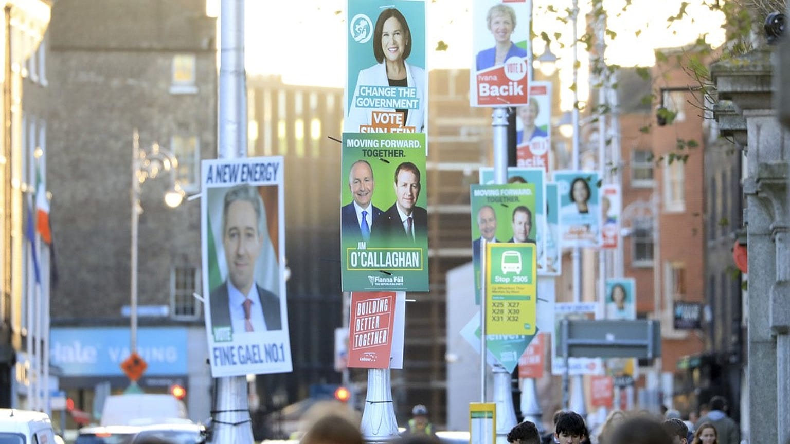 Carteles electorales irlandeses cuelgan de las farolas en el centro de Dublín.,el 26 de noviembre de 2024.