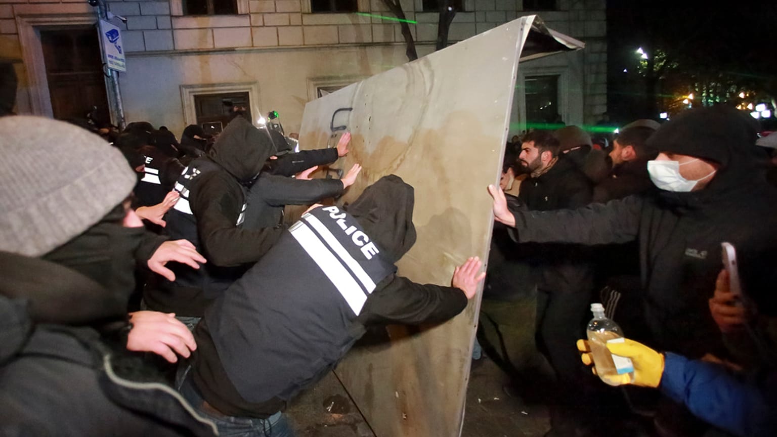 La Policía intenta impedir que los manifestantes salgan a la calle.