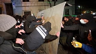 A tüntetők összecsaptak a rendőrökkel Tbilisziben