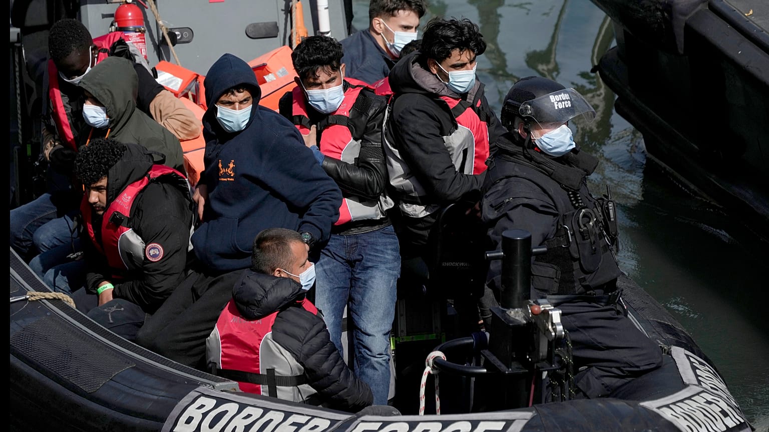 Inmigrantes llegan a Dover en un barco de la Fuerza de Fronteras, 17 de junio de 2022