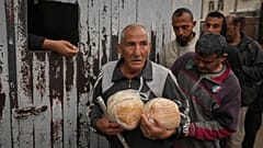 فلسطينيون يحصلون على الخبز في دير البلح، قطاع غزة، الجمعة 29 نوفمبر/تشرين الثاني 2024.