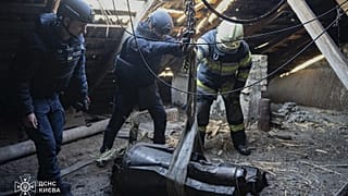 Eltávolítják egy kijevi lakóházba csapódott orosz bomba maradványait
