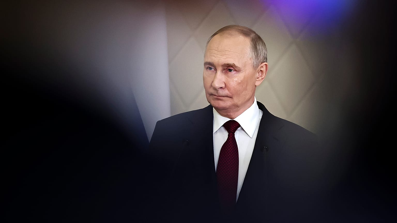 Vladimir Putin fala aos meios de comunicação social após a cimeira da Organização do Tratado de Segurança Coletiva em Astana, no Cazaquistão, a 28 de novembro de 2024.