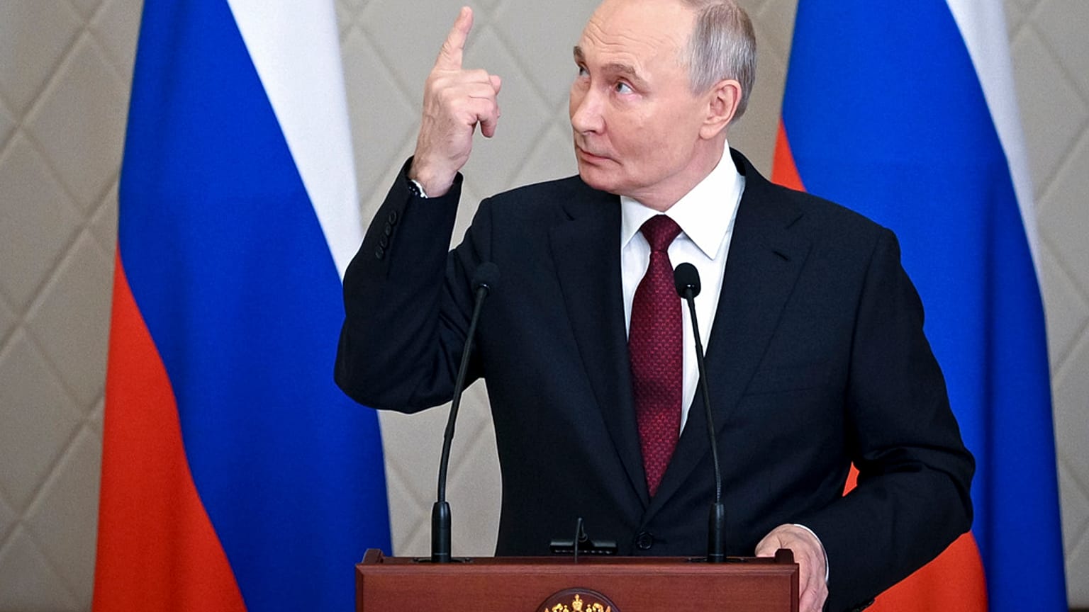 Vladimir Poutine s'adresse aux médias après le sommet de l'Organisation du traité de sécurité collective à Astana, au Kazakhstan.