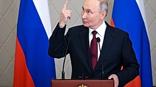 Vladimir Poutine s'adresse aux médias après le sommet de l'Organisation du traité de sécurité collective à Astana, au Kazakhstan.