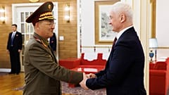 آندری بلوسوف، وزیر دفاع روسیه و نو کوانگ چول، وزیر دفاع کره شمالی، جمعه ۲۹ نوامبر