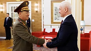 آندری بلوسوف، وزیر دفاع روسیه و نو کوانگ چول، وزیر دفاع کره شمالی، جمعه ۲۹ نوامبر