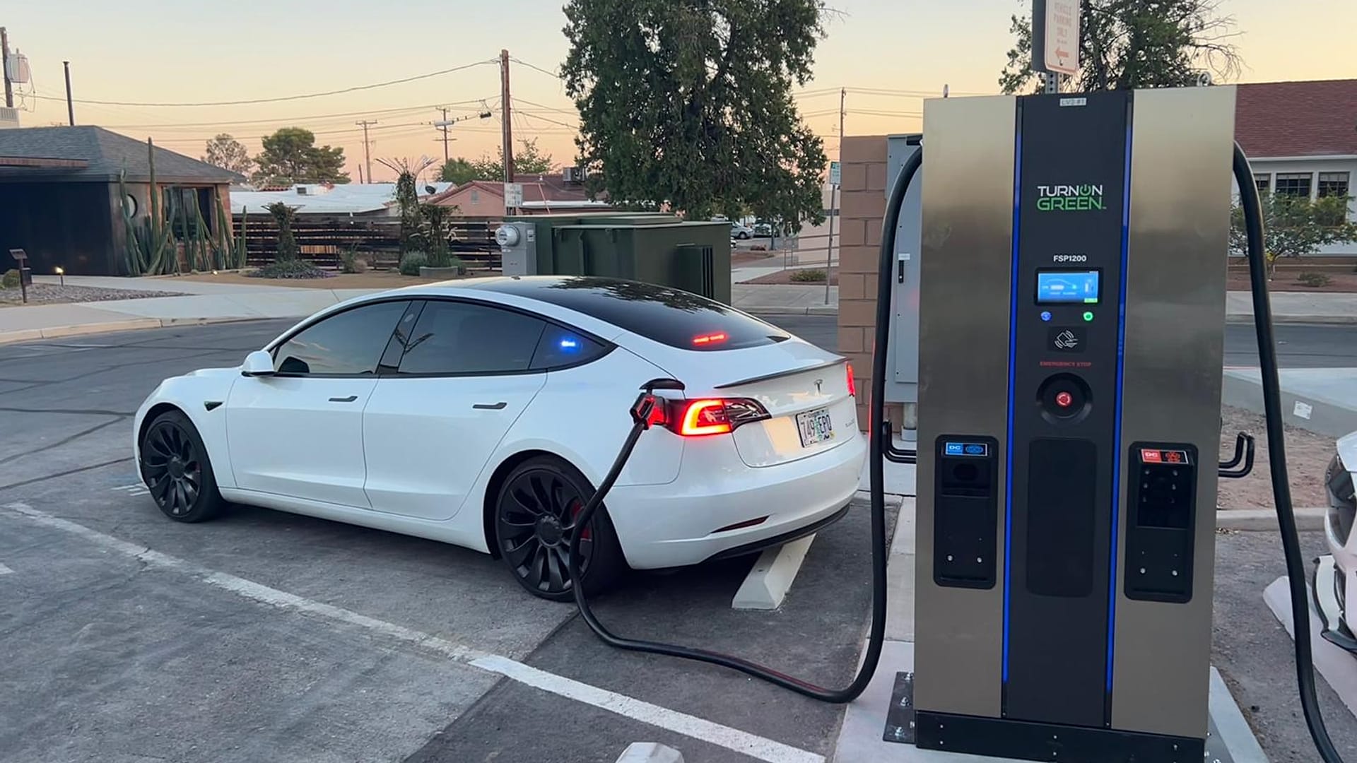 ٍسيارة كهربائية تشحن من محطة تزويد بالطاقة الكهربائية