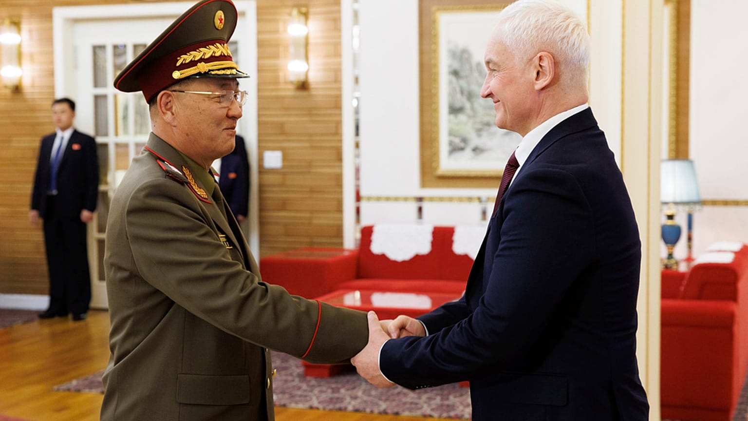 El ministro de Defensa de Corea del Norte, No Kwang Chol, a la izquierda, y el ministro de Defensa de Rusia, Andrei Belousov, a la derecha, se estrechan la mano en su reunión.