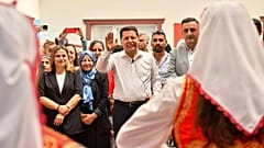 Görevden alınan Esenyurt Belediye Başkanı Ahmet Özer (ortada) 