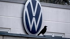 Almanya'nın Frankfurt kenti yakınlarındaki Neu-Anspach'ta bir araba satıcısının Volkswagen logosunun yanında bir karga oturuyor. 30 Ekim 2024.