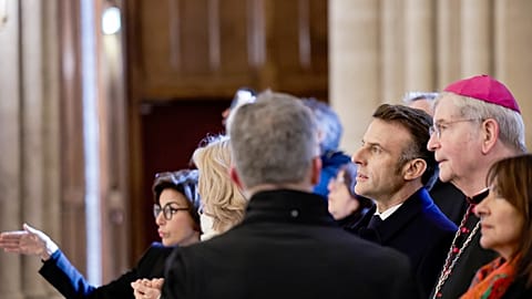 Президент Франции Эммануэль Макрон (третий справа), архиепископ Парижа Лоран Ульрих и мэр Анн Идальго посещают обновленный Нотр-Дам де Пари, 29 ноября 2024 года