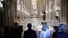 Le président français Emmanuel Macron, , l'archevêque de Paris Laurent Ulrich et la maire Anne Hidalgo visitent la Notre-Dame de Paris rénovée, 29 novembre 2024.