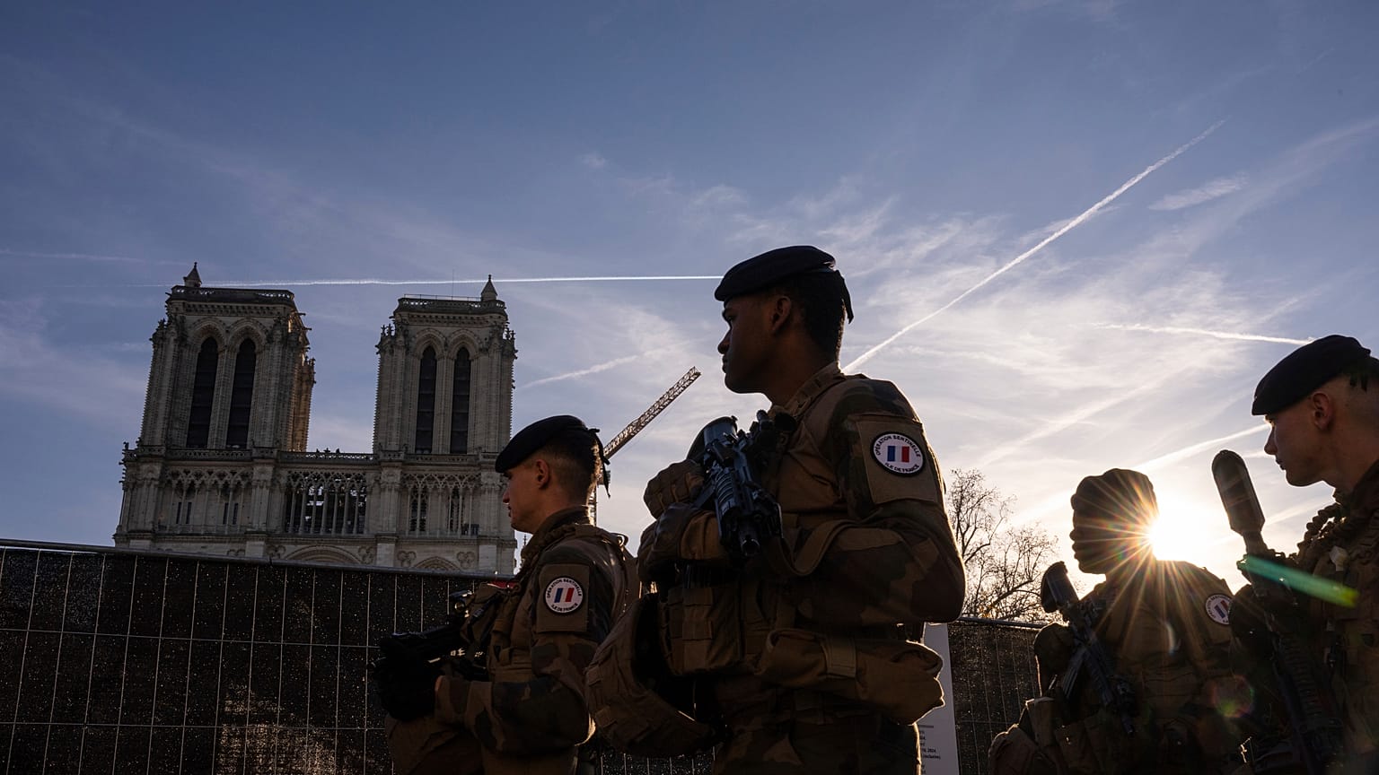 Soldados de la operación antiterrorista francesa Centinela patrullan mientras el presidente francés, Emmanuel Macron, visita la renovada catedral de Notre Dame en París