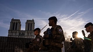 Soldados de la operación antiterrorista francesa Centinela patrullan mientras el presidente francés, Emmanuel Macron, visita la renovada catedral de Notre Dame en París