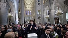 Il presidente francese Emmanuel Macron pronuncia un discorso all'interno della restaurata Cattedrale di Notre-Dame de Paris, 29 novembre 2024