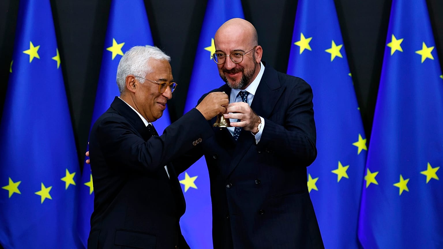 Antonio Costa (izquierda) toma el relevo de Charles Michel (derecha) como Presidente del Consejo Europeo.