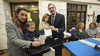 Başbakan Simon Harris ve ailesi oy kullanıyor