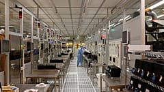 İşçiler, Almanya'nın güneyindeki Regensburg kentinde bulunan Alman yarı iletken üreticisi Infineon'da, 29 Ocak 2013