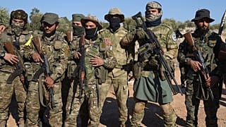 Μαχητές οργανώσεων της συριακής αντιπολίτευσης σε χωριό έξω από το Χαλέπι