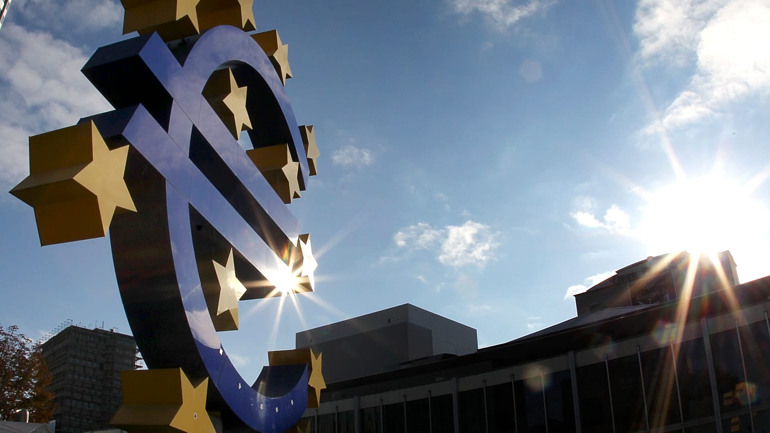 O sol brilha sobre a escultura do euro em frente ao Banco Central Europeu em Frankfurt, Alemanha, quarta-feira, 26 de outubro de 2011.