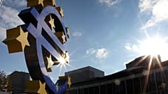O sol brilha sobre a escultura do euro em frente ao Banco Central Europeu em Frankfurt, Alemanha, quarta-feira, 26 de outubro de 2011.