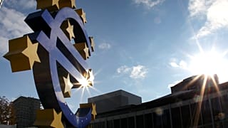 El sol brilla sobre la escultura del euro frente al Banco Central Europeo en Fráncfort, Alemania, miércoles 26 de octubre de 2011.