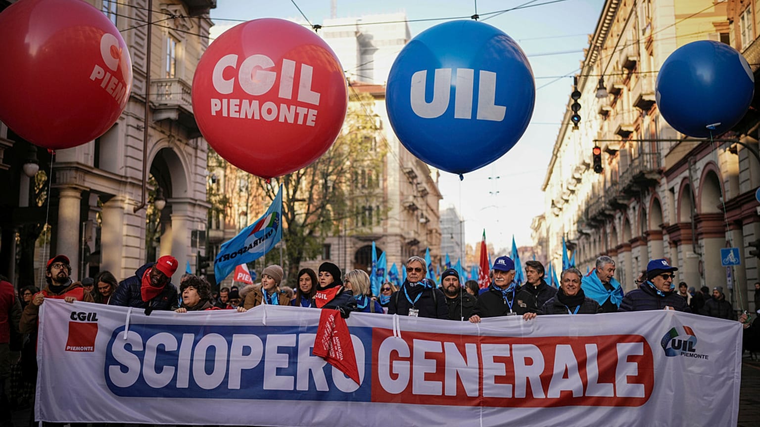Dimostranti durante lo sciopero generale nazionale, a Torino, Italia, 29 novembre 2024