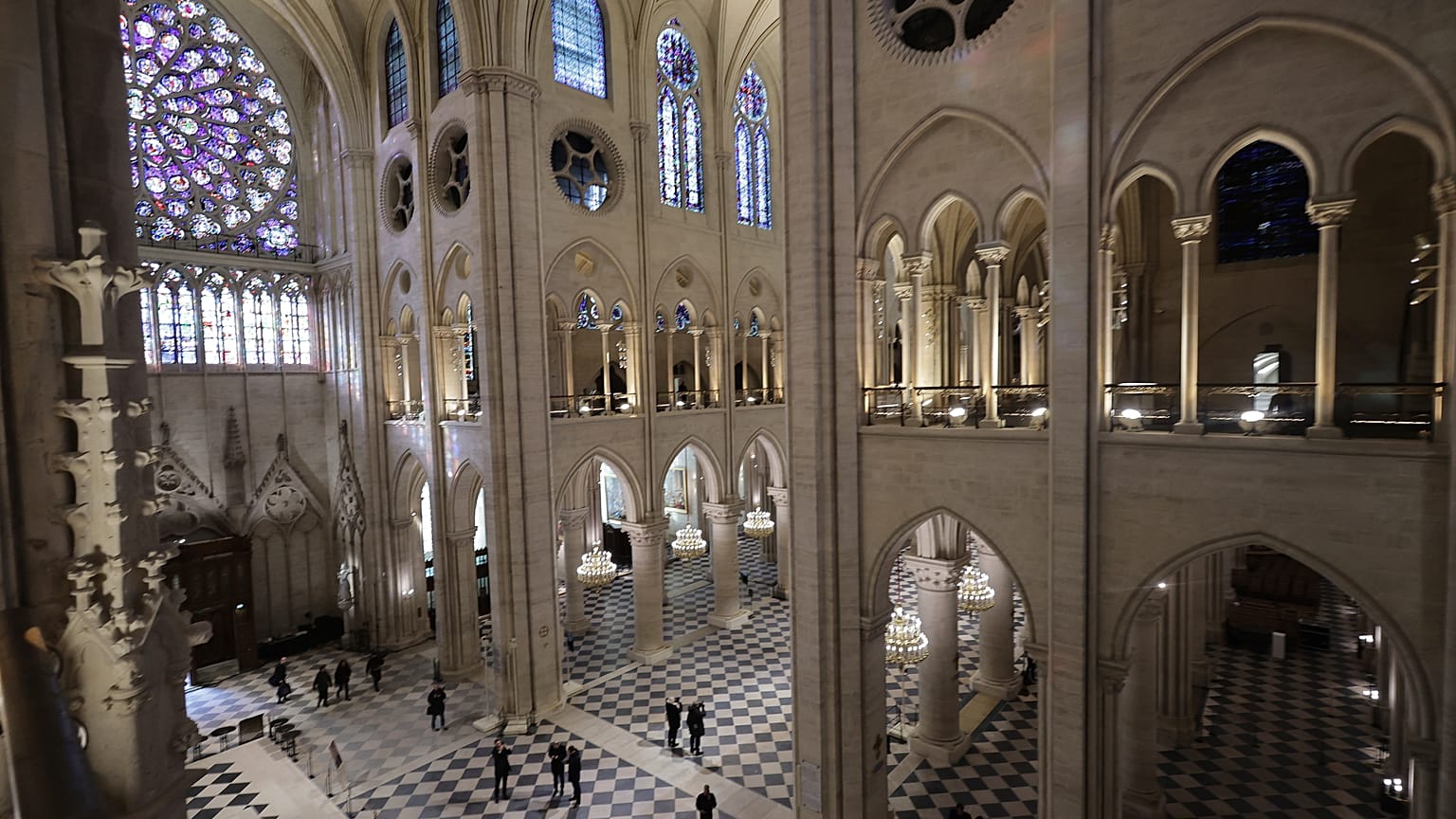 Menschen spazieren in der Kathedrale Notre-Dame de Paris, während der französische Präsident Emmanuel Macron die restaurierten Innenräume des Monuments besucht, Freitag, 29. November 2024 in Paris.