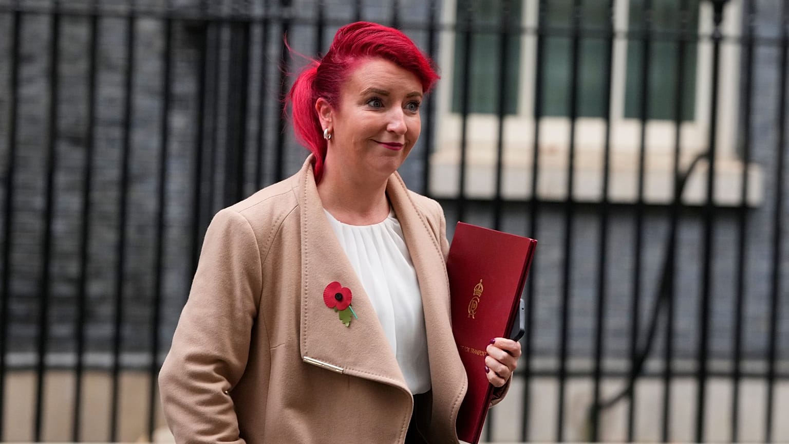 İngiltere'nin Ulaştırmadan Sorumlu Devlet Bakanı Louise Haigh, Downing Street 10 numarada yapılan bütçe öncesi kabine toplantısından ayrılıyor, 30 Ekim 2024