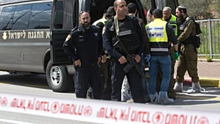 جنود وضباط شرطة إسرائيليون يحملون جثة إسرائيلي في مكان الهجوم الذي وقع بالقرب من مستوطنة "أريئيل"" في الضفة الغربية، الأحد، 17 مارس 2019