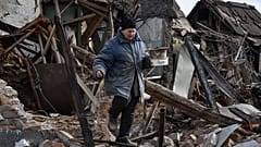 Инна, 71 год, несет вещи, спасенные из-под обломков ее дома, разрушенного в результате атаки российского беспилотника в жилом квартале в Запорожье, Украина 