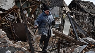 Η Ίννα, 71 ετών, μεταφέρει αντικείμενα που διασώθηκαν από τα ερείπια του σπιτιού της, το οποίο καταστράφηκε από ρωσική επίθεση στη Ζαπορίζια της Ουκρανίας. 
