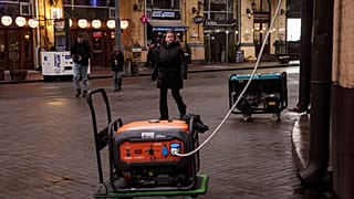 Улица в Киеве, где предприятия работают от генераторов во время отключения электроэнергии, 29 ноября 2024 г.
