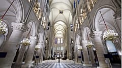 Nawa katedry Notre-Dame de Paris jest widoczna, gdy prezydent Francji Emmanuel Macron odwiedza odrestaurowane wnętrza katedry w piątek 29 listopada 2024 r. w Paryżu.