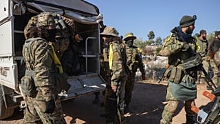 Οι μαχητές της συριακής αντιπολίτευσης κατεβαίνουν από ένα φορτηγό καθώς εισέρχονται στο χωριό Αντζάρα, στα δυτικά προάστια του Χαλεπίου, Συρία, Πέμπτη 28 Νοεμβρίου 2024, στο πλαίσιο της μεγάλης επίθεσής τους για να φύγουν από το Χαλέπι.
