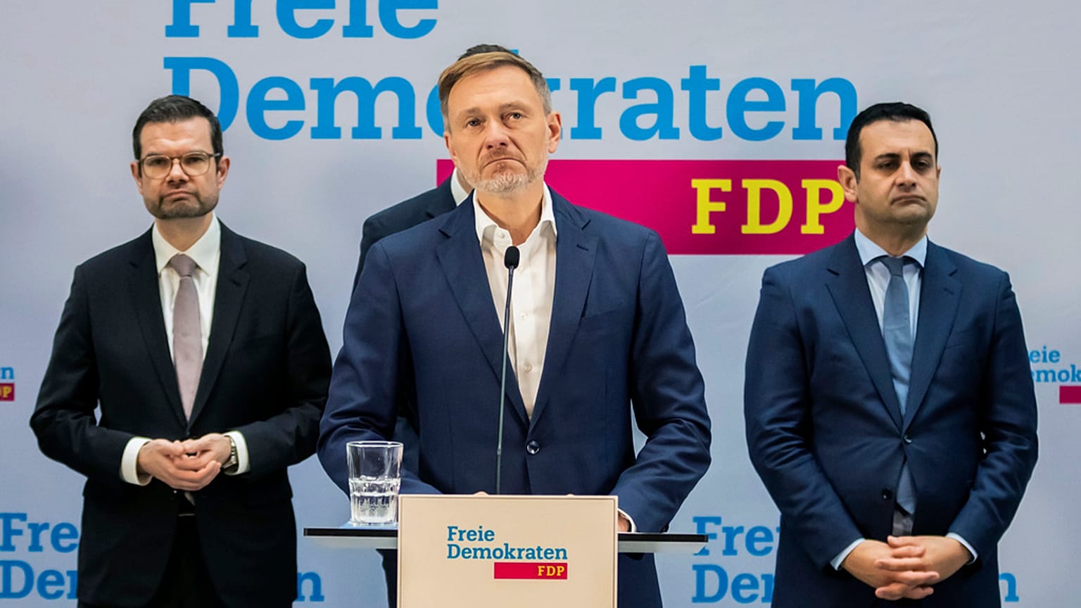 Christian Lindner, ao centro, Ministro Federal das Finanças cessante, fala durante uma conferência de imprensa na sede do partido FDP em Berlim, quinta-feira, 7 de novembro de 2024.