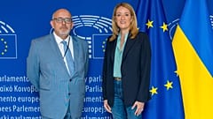 Obecny Inspektor Wojciech Wiewiórowski i przewodnicząca Parlamentu Europejskiego Roberta Metsola.