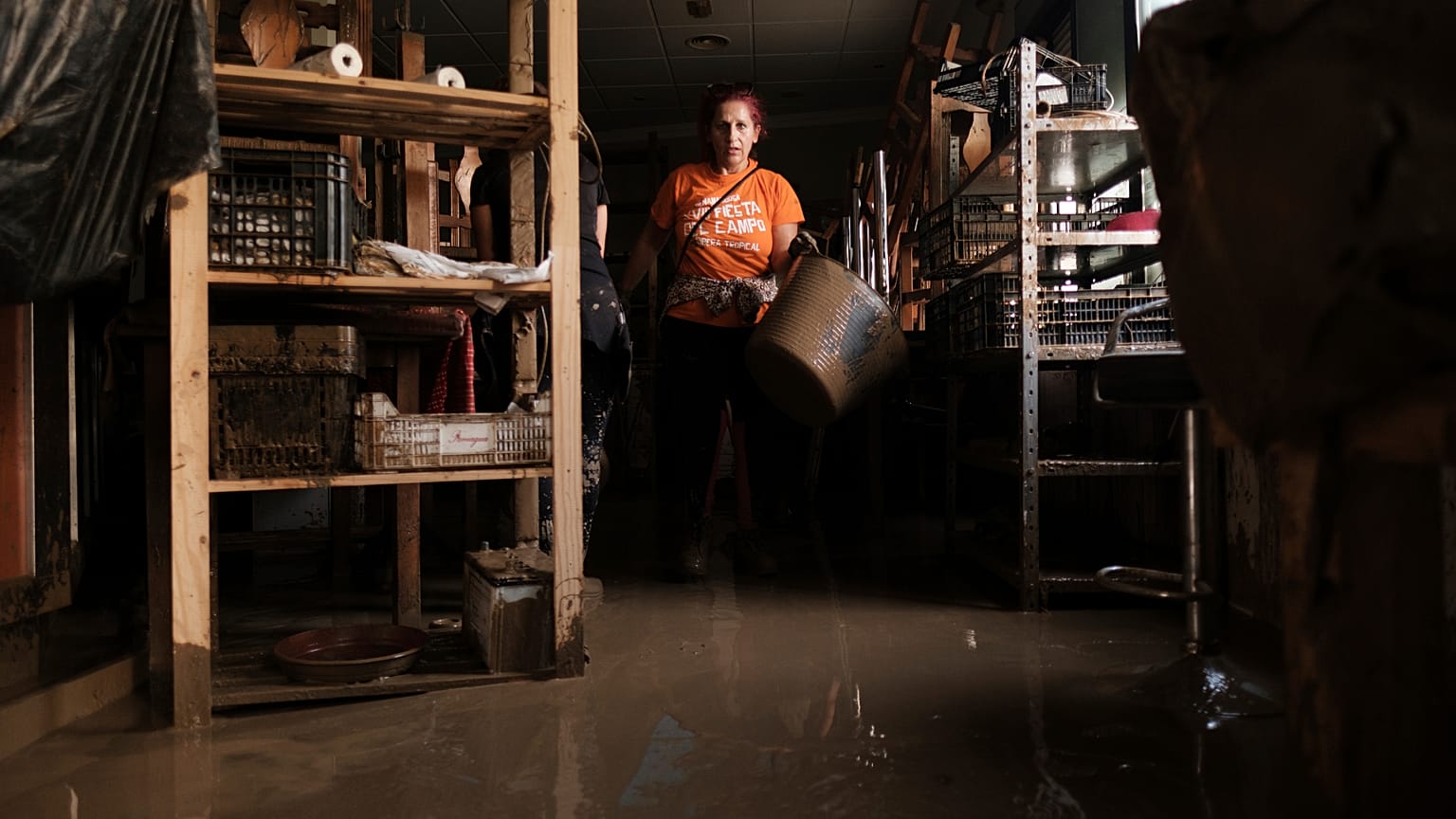 Des habitants nettoient la boue de leurs maisons suite aux inondations à Benagarmosa, à Malaga, en Espagne, le jeudi 14 novembre 2024.