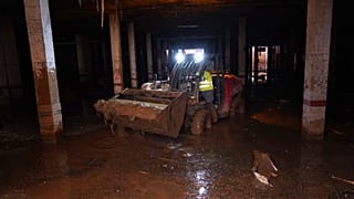 Un operario limpia un aparcamiento subterráneo