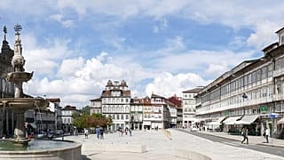 Panorama del centro della città di Guimarães, in Portogallo.